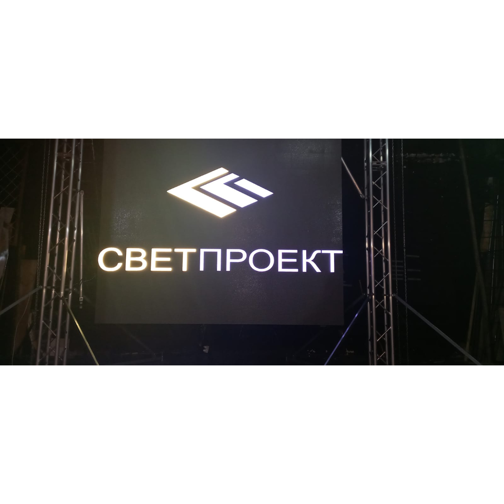 Светодиодный прокатный экран уличный Р4,81 3500*3000мм 21 кабинет (500*1000) SignImpress