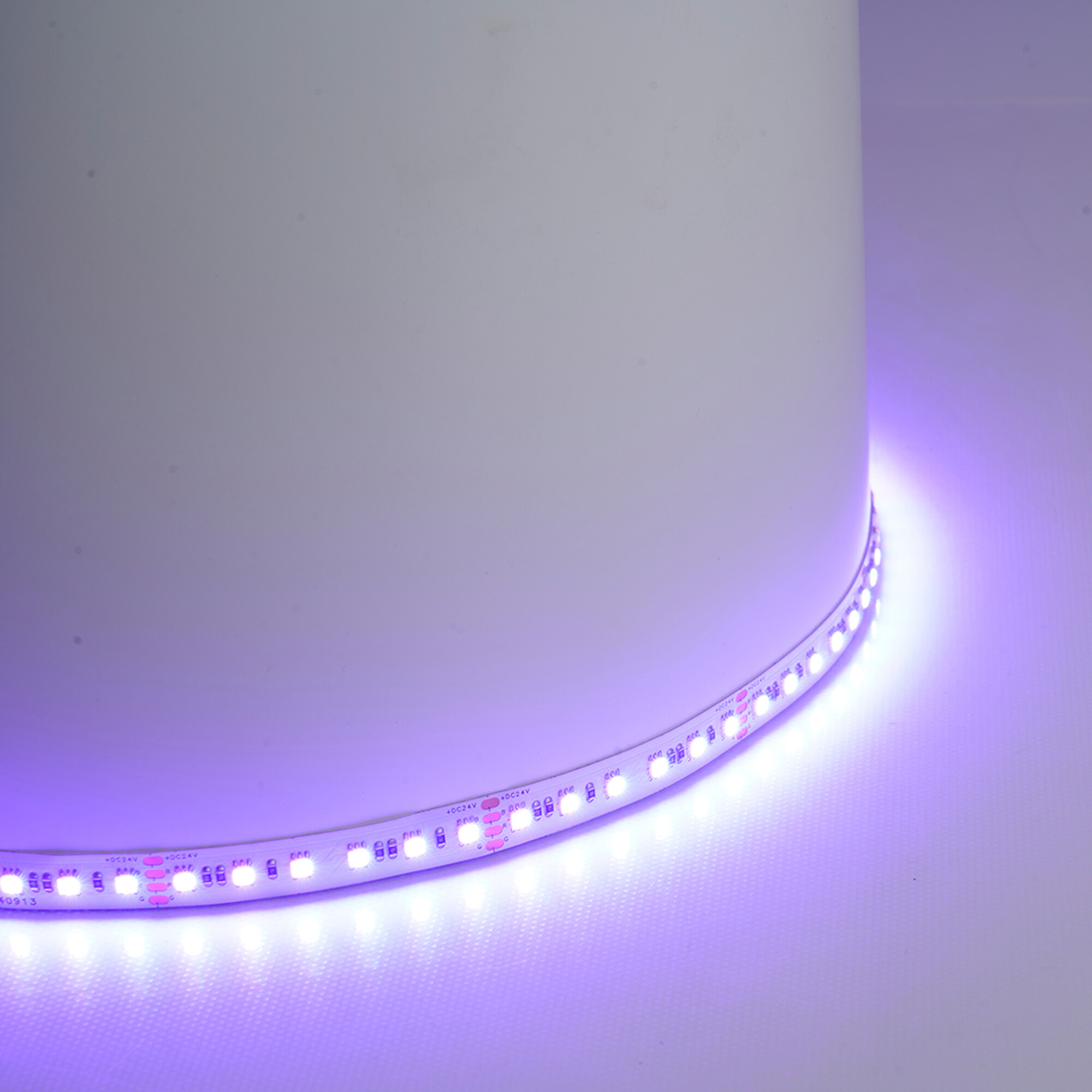 Лента светодиодная 120SMD(5050)/м 11Вт/м 24V 5000*10*1.5мм RGB, LS501 Feron