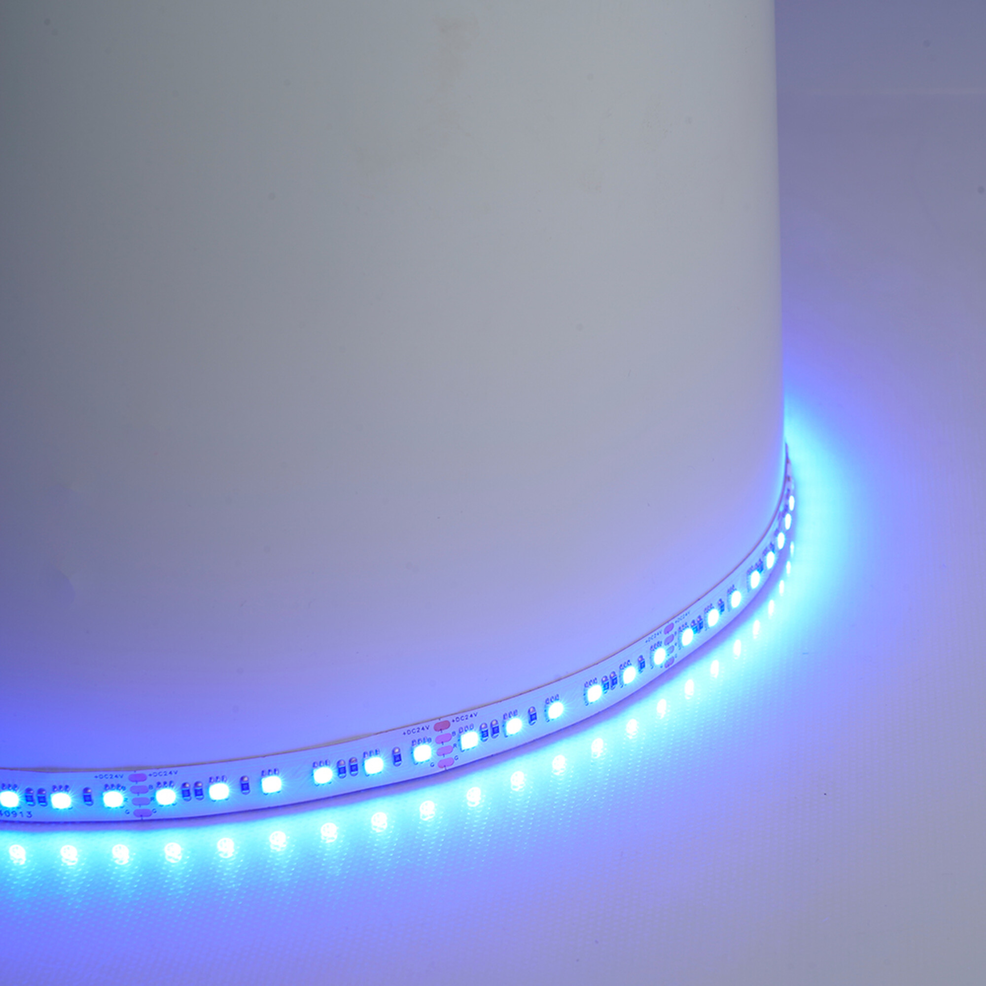 Лента светодиодная 120SMD(5050)/м 11Вт/м 24V 5000*10*1.5мм RGB, LS501 Feron