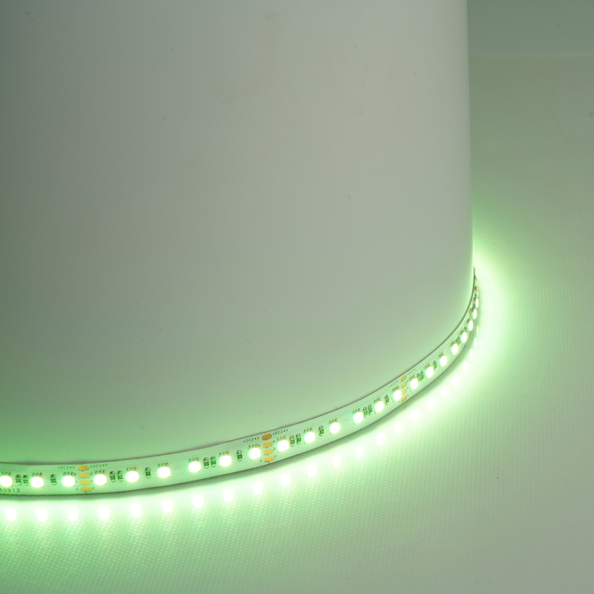 Лента светодиодная 120SMD(5050)/м 11Вт/м 24V 5000*10*1.5мм RGB, LS501 Feron